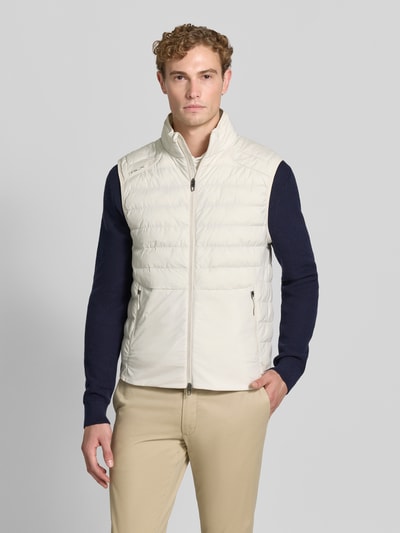 Männermodel trägt Regular Fit Weste mit Logo-Stitching Modell 'PIECE DYED' von Polo Ralph Lauren in Creme, Ganzkörperansicht von vorne. Herren Weste von Polo Ralph Lauren