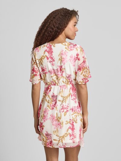 Kobiece modelka nosi sukienka mini z Crêpe-Chiffon model 'STAR-SUA' od Only, efekt: kwiatowy wzór na całej powierzchni, krój taliowany, dekolt w serek, rękawy-motylki, wykończenie materiału: crêpe-chiffon, widok całej sylwetki z tyłu.