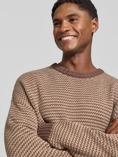 Männermodel trägt Relaxed Fit Strickpullover mit Streifen-Muster Modell 'NEELIO' von DRYKORN, Material-Mix mit Woll-Anteil, Nahaufnahme Oberkörper.
