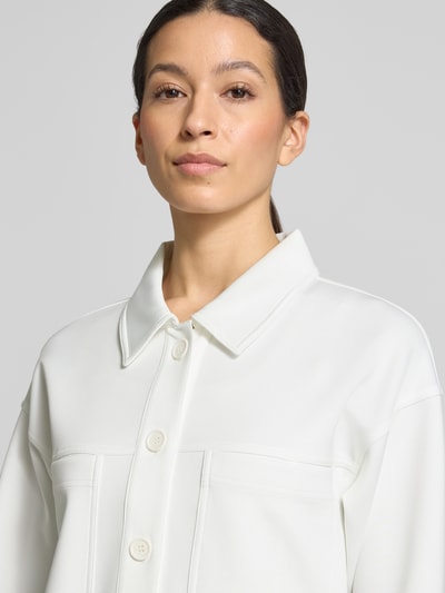 Frauenmodel trägt Jacke mit Umlegekragen und Brusttaschen von monari aus Material-Mix mit Stretch-Anteil, Regular-Fit, Nahaufnahme Oberkörper.