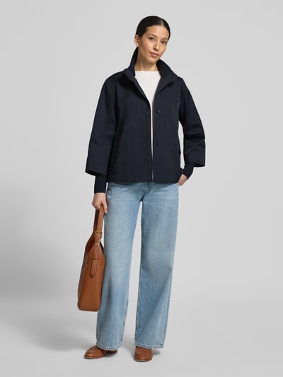 Frauenmodel trägt Regular Fit Jacke aus Baumwoll-Mix von s.Oliver BLACK LABEL in Optik: Unifarben mit Stehkragen, Langarm, Knopfleiste, Logo-Applikation aus Metall, Rückenpasse mit Kellerfalte, geripptem Ärmelabschluss und Pattentaschen, Farbe Dunkelblau, Material Baumwoll-Mix, Ganzkörperansicht von vorne.