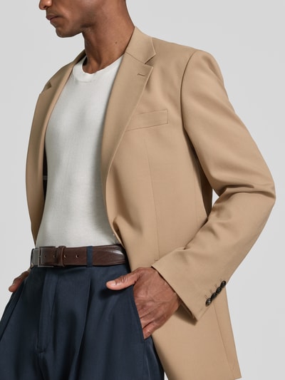 Männermodel trägt Regular Fit Anzughose mit Gesäßtaschen von Les Deux in Dunkelblau, Material-Mix mit Baumwoll-Anteil, Nahaufnahme Oberkörper.