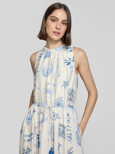 Frauenmodel trägt Maxikleid mit Bindegürtel und Schlüselloch-Ausschnitt von Oui, Viskose-Mix, taillierter Schnitt, Nahaufnahme Oberkörper.