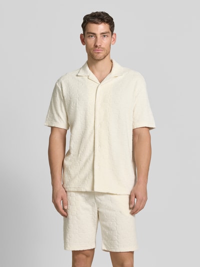 Männermodel trägt Regular Fit Freizeithemd mit Strukturmuster von MCNEAL in hellem Beige, Baumwoll-Mix, Reverskragen, Knopfleiste, Ganzkörperansicht von vorne.