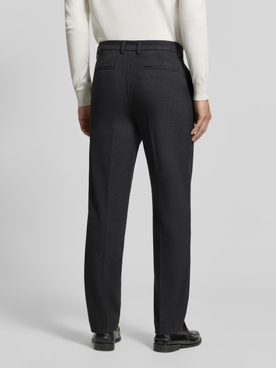 Männermodel trägt Straight Fit Stoffhose mit Viskose-Anteil von Lindbergh, dezente Bügelfalten, dunkler Farbton, Ganzkörperansicht Rückansicht. Elastischer Material-Mix und komfortable Passform für Herren.