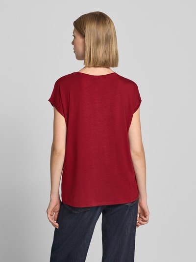 Frauenmodel trägt Regular Fit T-Shirt aus Lyocell-Mix Modell 'AVA' von VERO MODA in Dunkelrot, glatte Textur, Ganzkörperansicht Rückansicht.