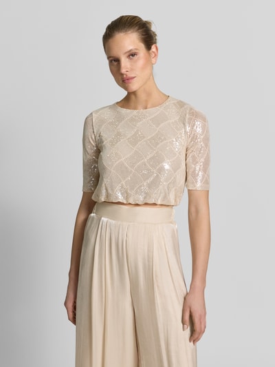 Frauenmodel trägt T-Shirt mit Pailletten und 1/2-Arm von Rinascimento, cremefarben, Regular Fit, Rundhalsausschnitt, Material-Mix, Nahaufnahme Oberkörper.