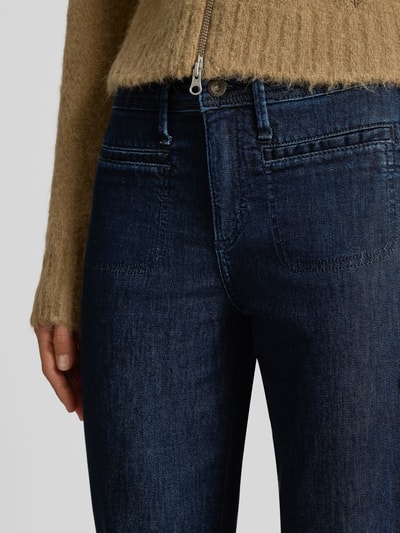Vrouwenmodel draagt donkere bootcut jeans uit katoenmengsel, zichtbare texturen, Bootcut-Jeans aus Baumwoll-Mix Modell 'SHAKIRA' van Brax, dames bootcut-jeans, detailopname heupen