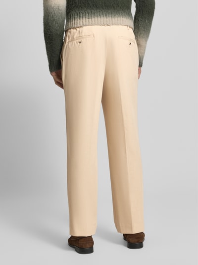 Mannelijk model draagt Straight Fit Stoffhose mit Viskose-Anteil van MCNEAL in beige, elastische stof, achterzakken, rechte pijpen, volledige lichaamsweergave achteraan.