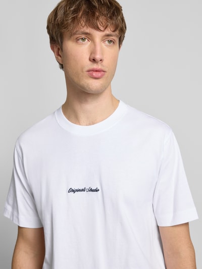 Męski model nosi T-Shirt mit Label-Stitching Modell 'NORREBRO' od Jack & Jones, biała bawełna, krój regular fit, półzbliżenie klatki piersiowej