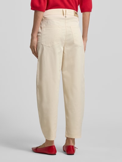 Frauenmodel trägt Straight Fit Hose mit Reißverschluss-Detail Modell 'Bora' von MAC aus elastischem Baumwoll-Mix, Cremefarbe, Eingriff- und Gesäßtaschen, Knopf- und Reißverschluss, Ganzkörperansicht Rückansicht.