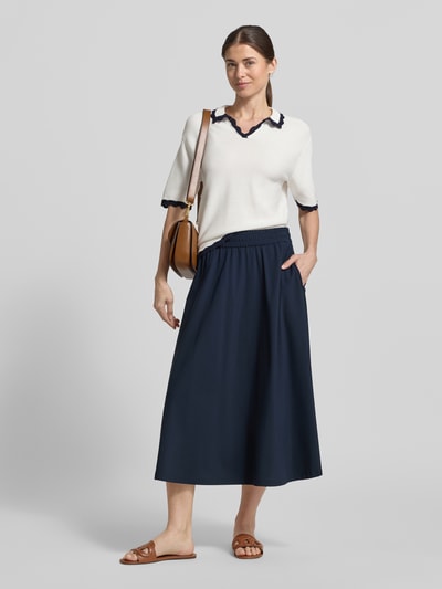 Frauenmodel trägt Raffaello Rossi Midirock mit elastischem Bund Modell 'SMEA', dunkelblauer Material-Mix mit Stretch-Anteil, A-Linie, Ganzkörperansicht von vorne. Bundweite 40 cm, Gesamtlänge 80 cm bei Größe 36.