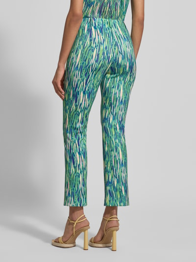 Frauenmodel trägt Feminine Fit Hose im Allover-Look von Marc Cain, Material-Mix mit Stretch-Anteil, Regular Waist, bunte Farben, Ganzkörperansicht Rückansicht.