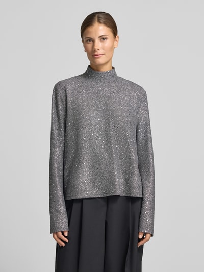 Vrouwenmodel draagt Langarmbluse met glanzende look en structuurpatroon van JAKE*S WOMAN COLLECTIE, mock neck, hooggesloten, lange mouw, Ganzkörperansicht van voren.