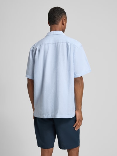 Männermodel trägt Relaxed Fit Freizeithemd aus Leinen-Baumwoll-Mix Modell 'RLXCLAY' von HUGO, Optik: Unifarben, Ganzkörperansicht Rückansicht.
