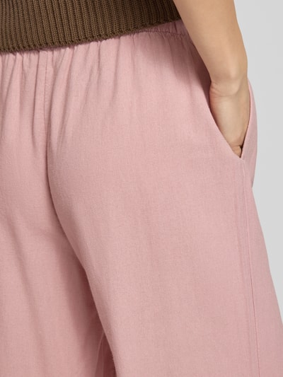 Frauenmodel trägt Wide Leg Leinenhose mit elastischem Bund Modell 'GOA' von Only, Optik: Unifarben, Material: Viskose-Leinen-Mix, seitliche Eingrifftaschen, Detailaufnahme Hüfte