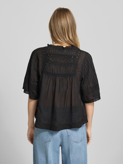 Frauenmodel trägt Blusenshirt mit V-Ausschnitt Modell 'Siama' von Neo Noir in Schwarz mit Stitchings, Regular-Fit, Rückenlänge 56 cm, Ganzkörperansicht Rückansicht.