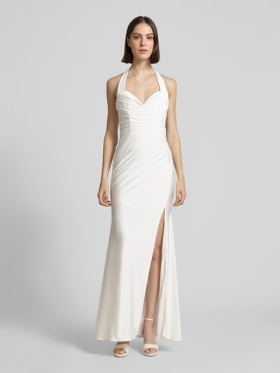 Frauenmodel trägt Brautkleid mit Rafffungen von Luxuar in Weiß, Slim-Fit, Gehschlitz, Neckholder, glatter Stoff, Ganzkörperansicht von vorne, Rückenlänge 125 cm, Brustweite 26 cm, Größe 36.