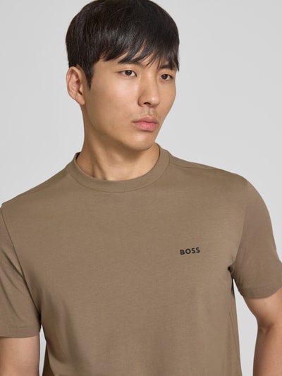Männermodel trägt Regular Fit T-Shirt aus Baumwoll-Mix Modell 'TEE' von BOSS Green in Optik: Unifarben mit Label-Print, Nahaufnahme Oberkörper.