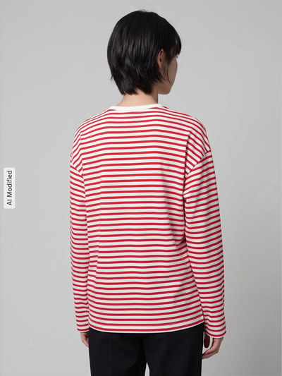 Frauenmodel trägt Regular Fit Langarmshirt aus Baumwoll-Mix Modell 'ADIE' von Pieces, Two Tone Rot-Weiß, Feinripp, Ganzkörperansicht Rückansicht, KI-modifiziertes Bild