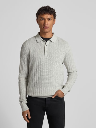 Męskim modelem nosi Regular Fit Strickpullover aus Woll-Baumwoll-Mix Model 'SMEATON' od Barbour, melanżowa faktura, kołnierzyk polo, długie rękawy, mieszanka wełny i bawełny, dzianina, fakturowany wzór, całkowity widok z przodu.