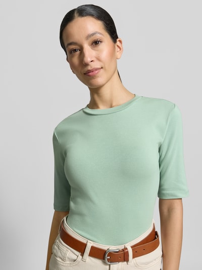 Frauenmodel trägt Slim Fit T-Shirt im Halbarm-Design von Christian Berg Woman in Mintgrün, elastischer Baumwoll-Mix, Nahaufnahme Oberkörper.