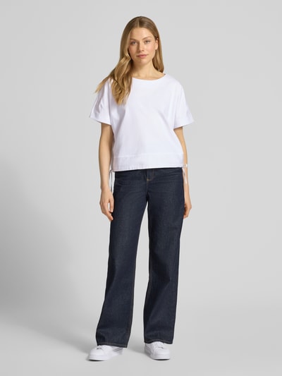 Frauenmodel trägt T-Shirt mit Kordelzug Modell 'Sarzi' von OPUS in Weiß, Loose Fit, reine Baumwolle, Rundhalsausschnitt, Ganzkörperansicht von vorne.