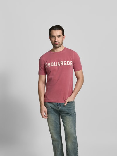 Männermodel trägt Slim Fit T-Shirt aus reiner Baumwolle von Dsquared2 in Rot mit Label-Print, Rundhalsausschnitt, Kurzärmelig, Ganzkörperansicht von vorne. Rückenlänge bei Größe M: 68 cm.
