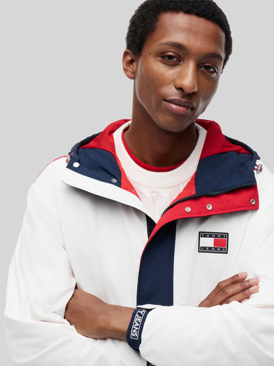 Tommy Jeans Regular Fit Jacke aus Nylon mit Logo-Patch Marine 3
