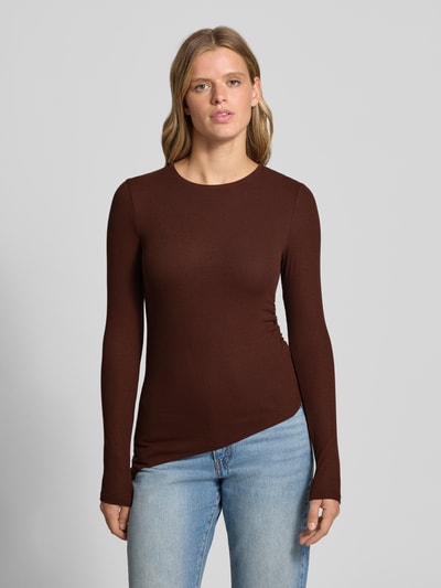 Vrouwenmodel draagt Longsleeve in asymmetrischem Look Modell 'RIA' van Topshop, bruin, slim fit, ribstructuur, viscose-elastaan mix, ronde hals, ruglengte maat S 55 cm, vooraanzicht van het hele lichaam.