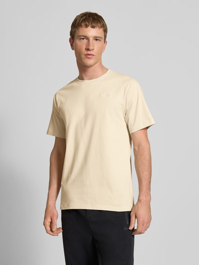 Mannelijk model draagt T-Shirt mit Label-Stitching van The North Face, katoenmix, regular fit, ronde hals, ruglengte maat M 70 cm, vooraanzicht bovenlichaam