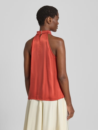 Frauenmodel trägt Blusenshirt aus Viskose-Mix mit Wasserfall-Ausschnitt von Jake*s Collection in Rot und Beige, Rückseitiger Schlüsselloch-Ausschnitt, Straight Fit, Rückenlänge 60 cm, Ganzkörperansicht Rückansicht.