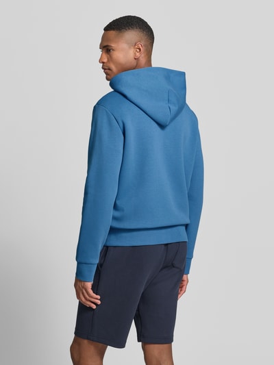 Męski model nosi Regular Fit Sweatjacke aus Baumwoll-Mix od Polo Ralph Lauren, efekt: jednolity kolor, mieszanka bawełny, długi rękaw, wyhaftowane logo, zamek błyskawiczny, kaptur z tunelem, całkowity widok z tyłu.