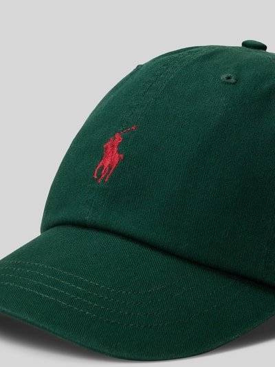 Productfoto, Basecap aus reiner Baumwolle van Polo Ralph Lauren in effen donkergroen met rood logo, geborduurde luchtgaatjes, verstelbare sluiting, katoenen textuur