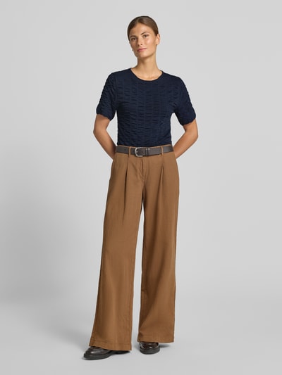 Frauenmodel trägt Slim Fit T-Shirt aus Viskose-Mix Modell 'NATACHA' von Cph Muse, dunkelblau mit Strukturmuster, Ganzkörperansicht von vorne.