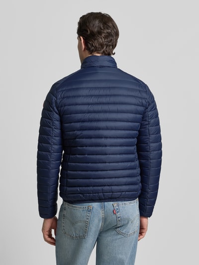 Männermodel trägt Steppjacke mit Zweiwegereißverschluss Modell 'Alexander' von SAVE THE DUCK in Dunkelblau, Ganzkörperansicht Rückansicht, Regular Fit, Stehkragen, Reißverschlusstaschen, gesteppte Struktur, speziell für Herren.