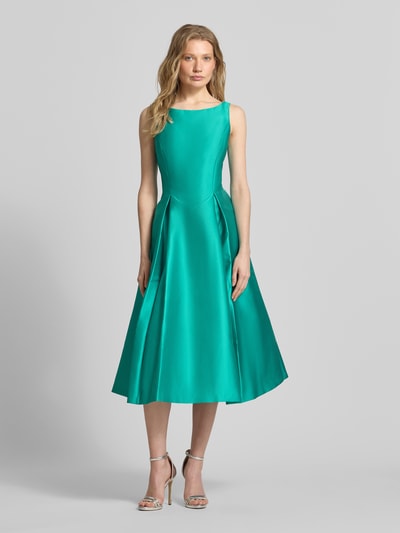 Modelka nosi Cocktailkleid mit Rundhalsausschnitt von Adrianna Papell, satyna, krój slim fit, długość midi, drapowania, szerokość w rozmiarze 36: 45 cm, długość z tyłu 110 cm, kolor zielony, widok całej sylwetki z przodu