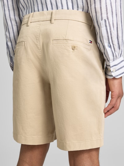 Männermodel trägt Chinoshorts aus Baumwoll-Mix Modell 'DOVER' von Tommy Hilfiger, Optik: Unifarben, Passform: Regular-Fit, Paspeltaschen, Ganzkörperansicht Rückansicht.
