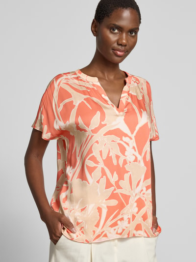 Frauenmodel trägt Blusenshirt aus Viskose im Allover-Look von Milano Italy in Orange-Beige mit V-Ausschnitt, Regular-Fit, Nahaufnahme Oberkörper. Rückenlänge bei Größe 36: 59 cm, Ärmellänge bei Größe 36: 4 cm.