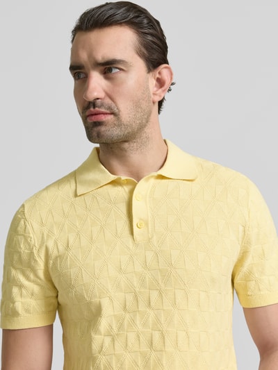 Männermodel trägt Regular Fit Poloshirt mit Strukturmuster von MCNEAL in Gelb, reine Baumwolle, Polokragen, Strick-Optik, Nahaufnahme Oberkörper.