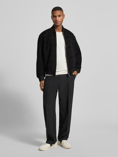 Mannelijk model draagt Bomberjacke mit Reißverschluss van ARMANI EXCHANGE in zwart, regular fit, geribbelde boorden, staande kraag, materiaalmix met stretch, steekzakken, volledige lichaam aanzicht van voren.