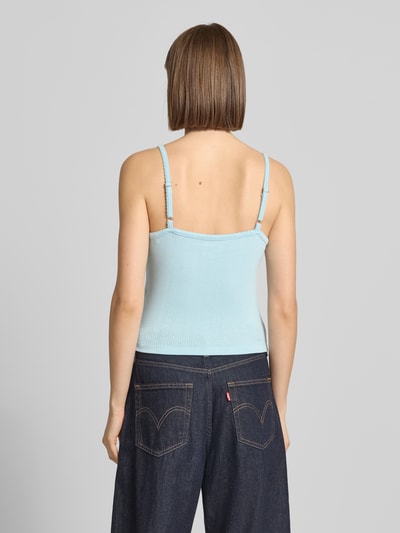 Frauenmodel trägt Trägertop mit Logo Modell 'GJ POINTELLE CAMI' von Guess Jeans, hellblau, Material-Mix mit Viskose-Anteil, Slim-Fit, Spaghettiträger, Rückenlänge bei Größe S: 26 cm, Ganzkörperansicht Rückansicht