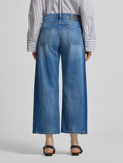 Frauenmodel trägt Wide Fit Jeans in verkürzter Passform Modell 'Oria' von Cambio, elastischer Baumwoll-Mix, Ganzkörperansicht Rückansicht.