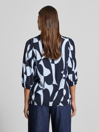 Männermodel trägt Regular Fit Bluse aus wiskoza z rękawem o dł. 3/4 model 'CHANISE' od Soyaconcept, wzór na całej powierzchni, okrągły dekolt, długość tyłu w rozmiarze S: 64 cm, długość rękawów w rozmiarze S: 45 cm, Ganzkörperansicht Rückansicht.