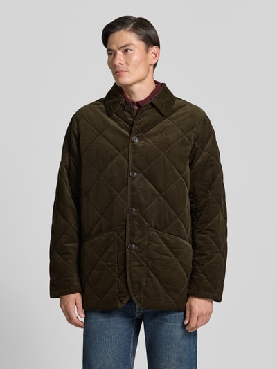 Männermodel trägt Regular Fit Cordjacke mit Umlegekragen von Polo Ralph Lauren in Dunkelgrün, strukturierte Oberfläche, Ganzkörperansicht von vorne.