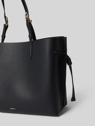 Produktfoto, schwarze Handtasche aus echtem Leder mit Logo-Detail, schmale Schulterriemen, Furla Modell 'Ava', offene Textur, 51x30x40 cm, Schulterriemen 58 cm.