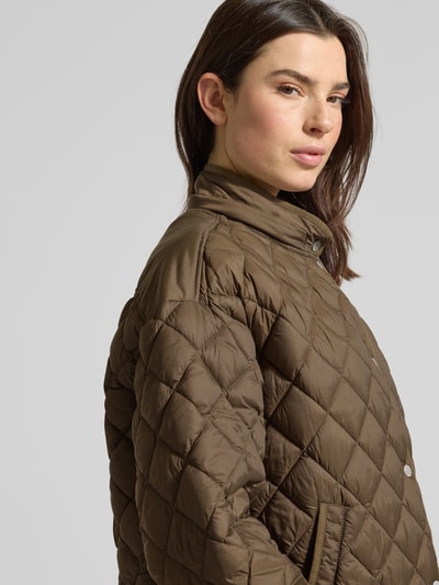 Kobiece modelka nosi Regular Fit Steppjacke mit Kapuze Modell 'Phil' od CINQUE, pikowana faktura, brązowy kolor, zbliżenie na górną część ciała
