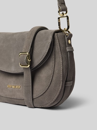 Produktfoto, Crossbody Bag aus reinem Kalbsleder Modell 'Big Sister' von Hey Marly in Grau mit goldfarbenem Logo-Detail und abnehmbaren Schulterriemen, glatte und weiche Textur, Größe 27x17x6 cm, Länge Schulterriemen 145 cm.