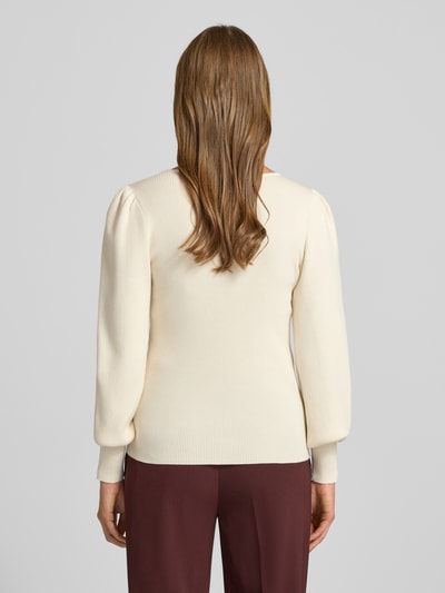 Frauenmodel trägt Strickpullover mit Puffärmeln Modell 'DIEKA' von Lauren Ralph Lauren, cremefarben, Ripp-Optik, Ganzkörperansicht Rückansicht. Baumwoll-Mix mit Modal-Anteil, Slim Fit, Karree-Ausschnitt, lange Ärmel.