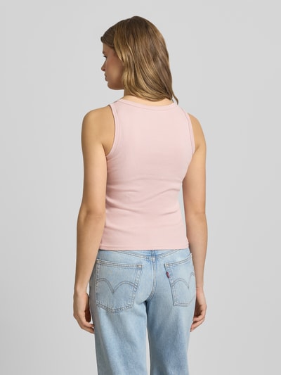 Modelka kobieca nosi Tanktop mit Logo-Print Modell 'Cesis' od Pegador, bawełniany miks z elastanem, różowy, krój slim fit, faktura prążkowana, głęboki okrągły dekolt, długość tyłu w rozmiarze S: 49 cm, widok całej sylwetki z tyłu.